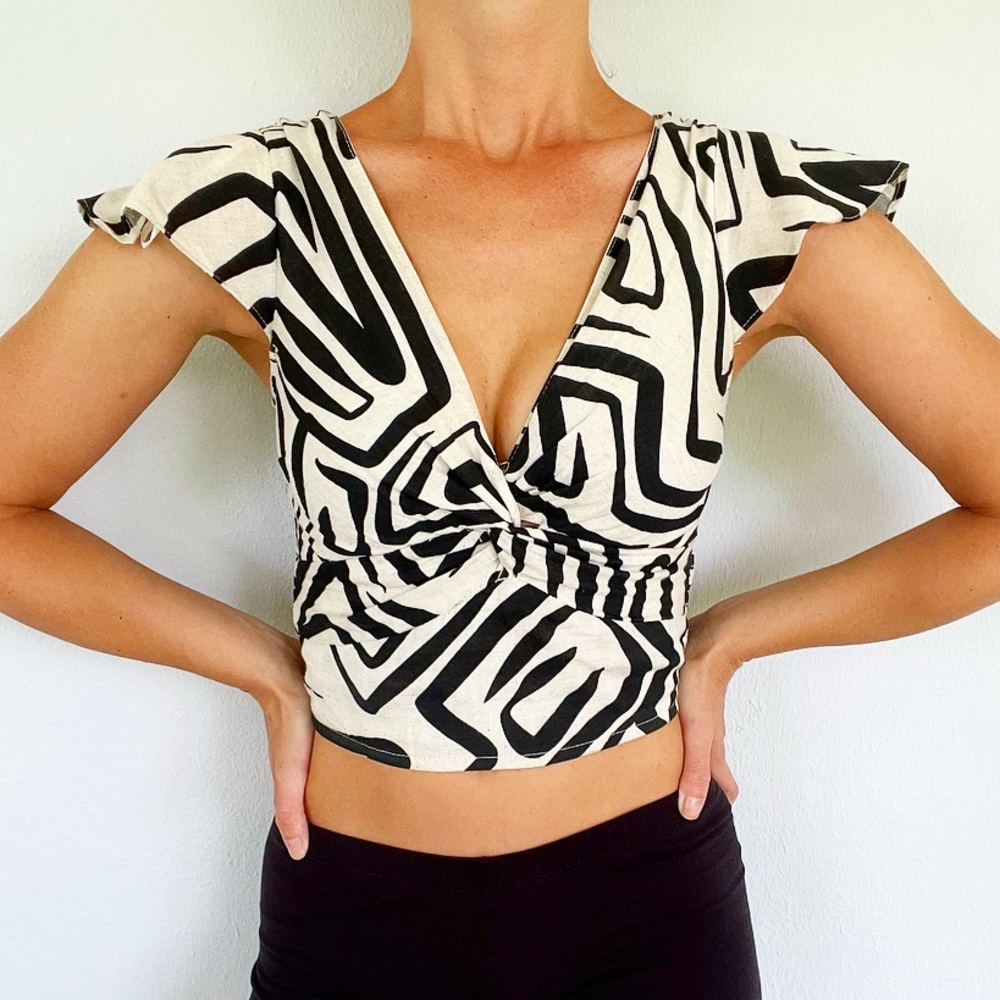 Midnight Sky zebra stripe v-neck twist front cap sleeve crop top size small